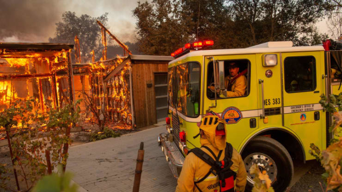 Lính cứu hỏa xử lý đám cháy tại một ngôi nhà ở Healdsburg, California, Mỹ. Ảnh: AFP