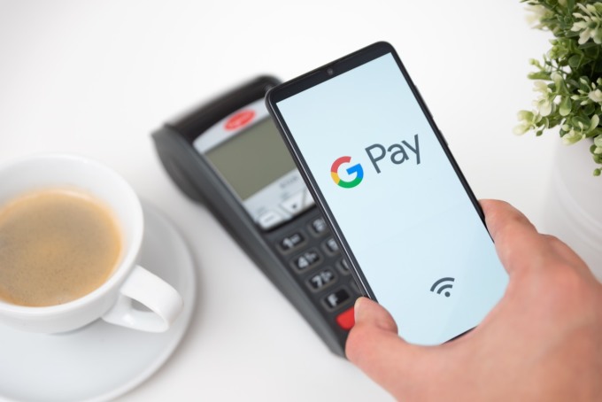 Người dùng có thể thanh toán qua điện thoại, không cần mang theo thẻ. Ảnh: Sacombank